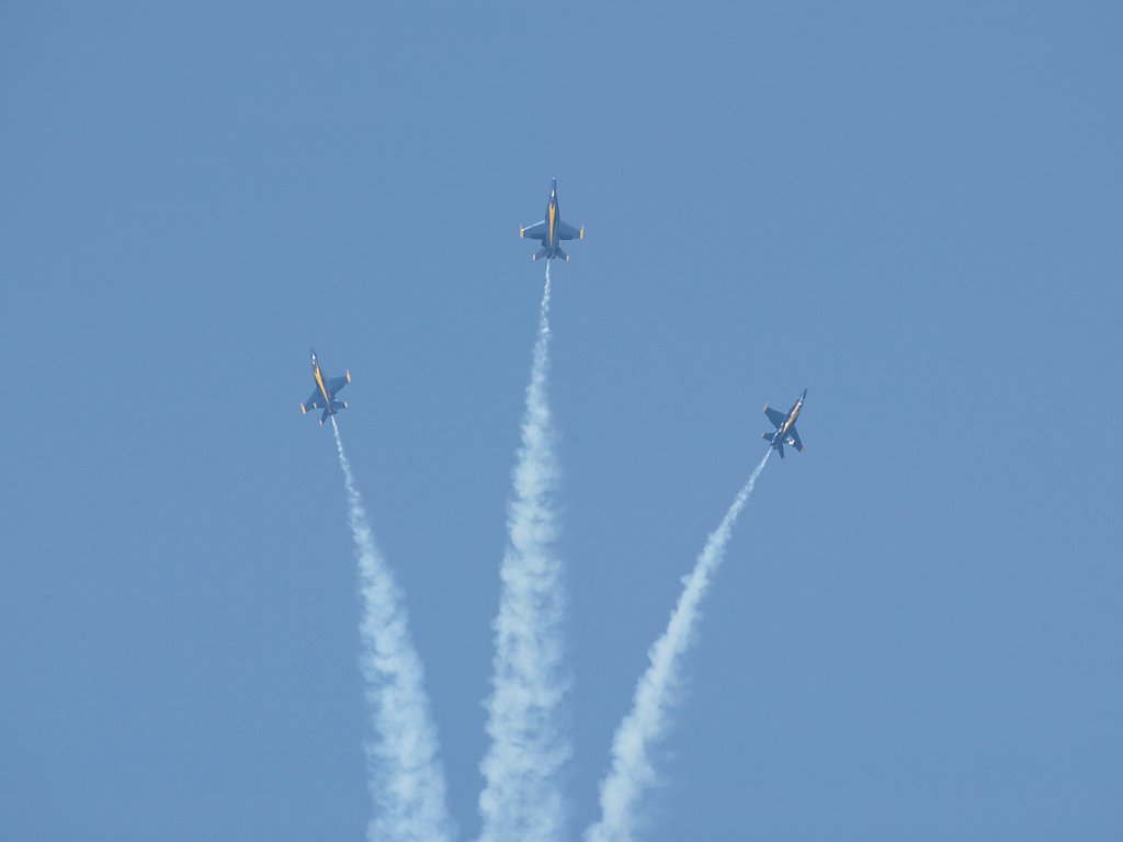 High above the field, the formation breaks in all directions. 100-400mm (130mm), 1/500 at f/10.  Click for next photo.