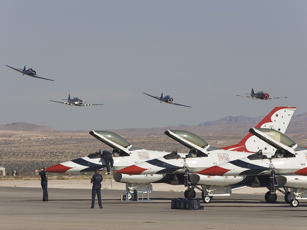 Thunderbirds get ready as air show goes on, Aviation Nation in Las Vegas, 2005.  Click for next photo.