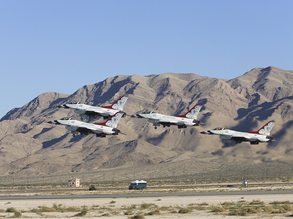US Air Force Thunderbirds, Aviation Nation in Las Vegas, 2005.  Click for next photo.
