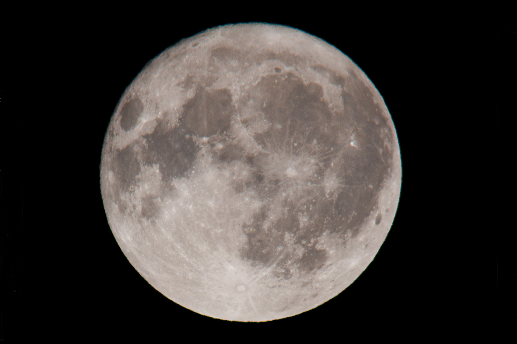 Digiscoping the Moon, Canon G6 and Televue 85.  Click for next photo.