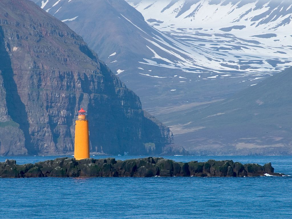 Lighthouse at the entrance to Eyjafj�r�ur fjord, Iceland, 2003.  Click for next photo.