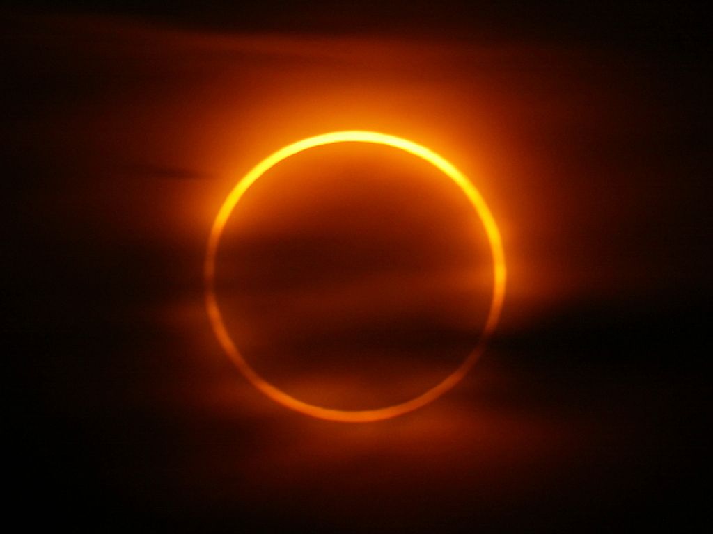 The peak of the annular eclipse at 4:04 a.m., May 31, 2003, Iceland. Exposure 2 seconds at f/8.  Click for next photo.