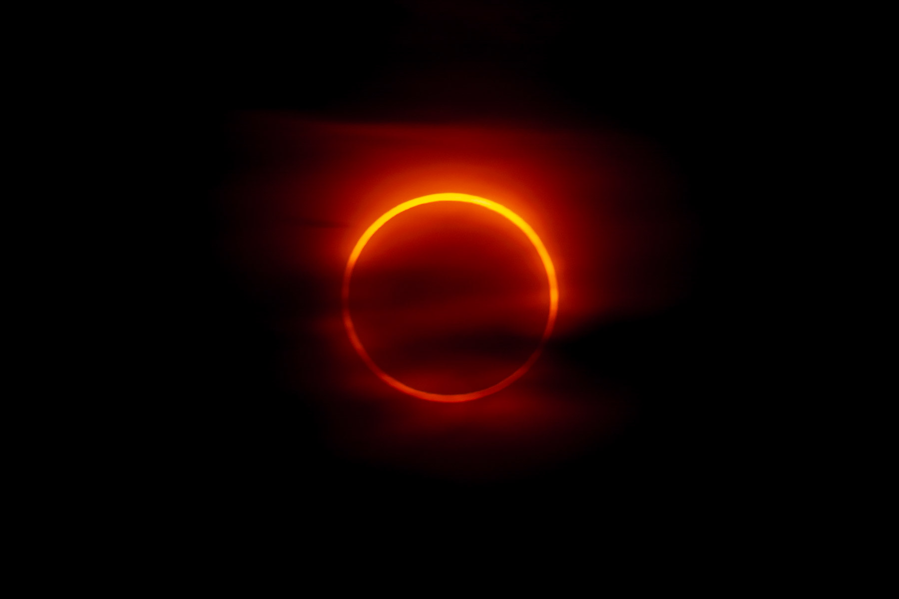 The peak of the annular eclipse at 4:04 a.m., May 31, 2003, Iceland. Exposure 2 seconds at f/8.  Click for next photo.