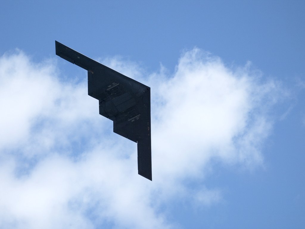 B-2 bomber glides overhead.  Click for next photo.