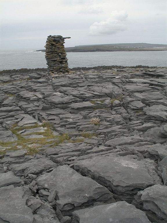Stone cairn on Inis Meáin, Ireland.  The stone at the top points to Dun Aonghasa on Inis Mór.  Click for next photo.