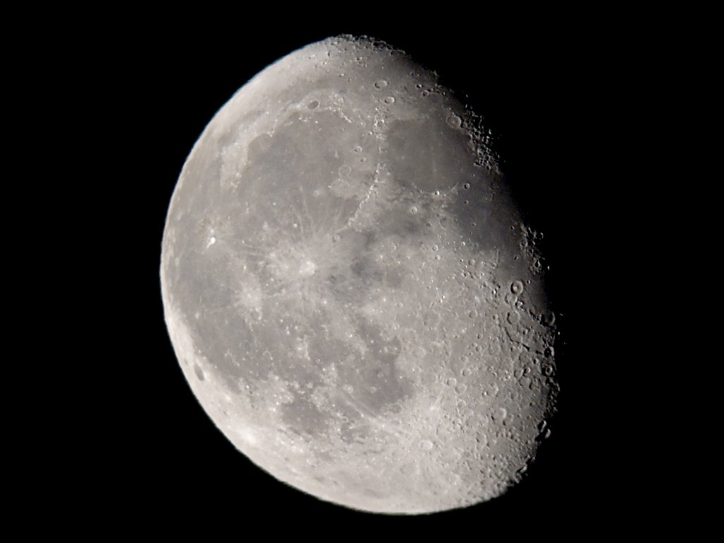 Digiscoping the waning Moon, Canon G6 and Televue 85.  Click for next photo.
