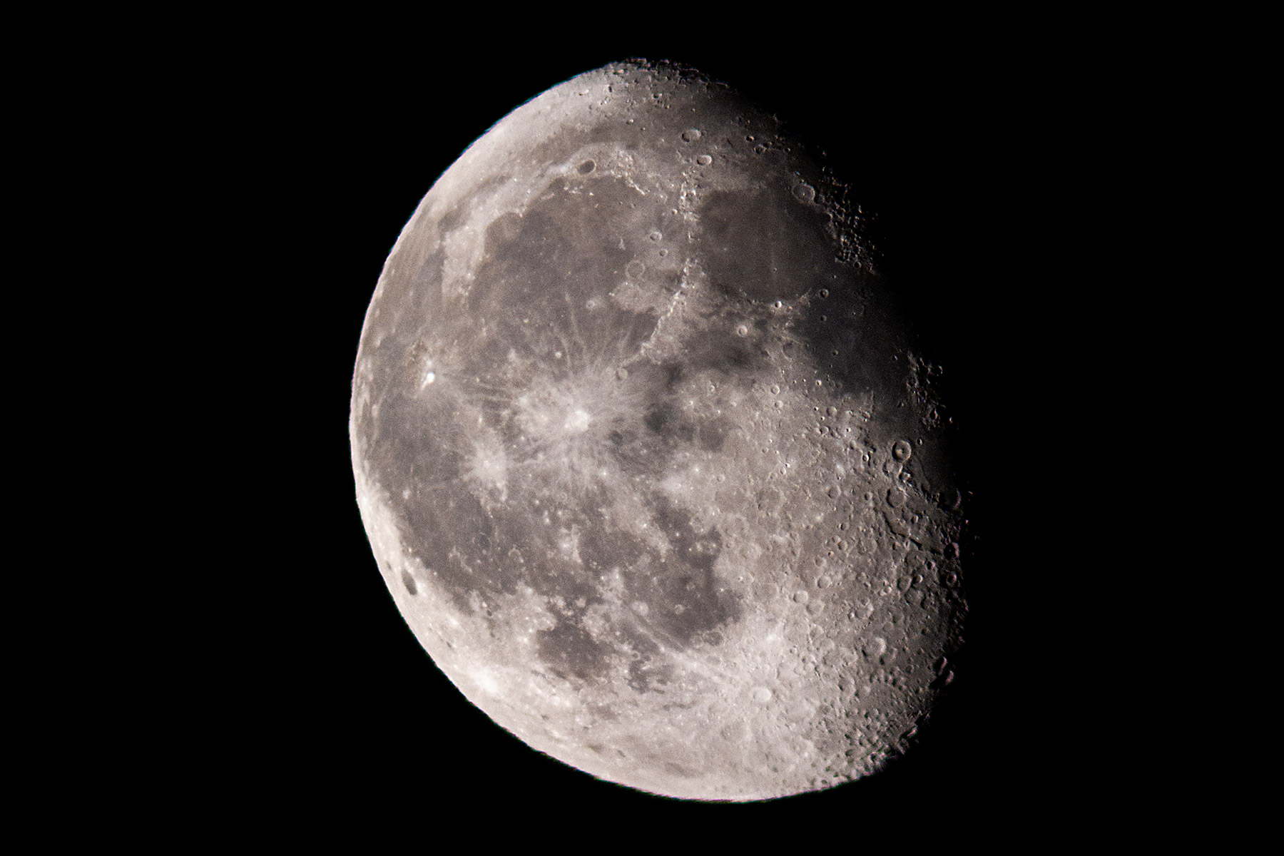 Digiscoping the waning Moon, Canon G6 and Televue 85.  Click for next photo.