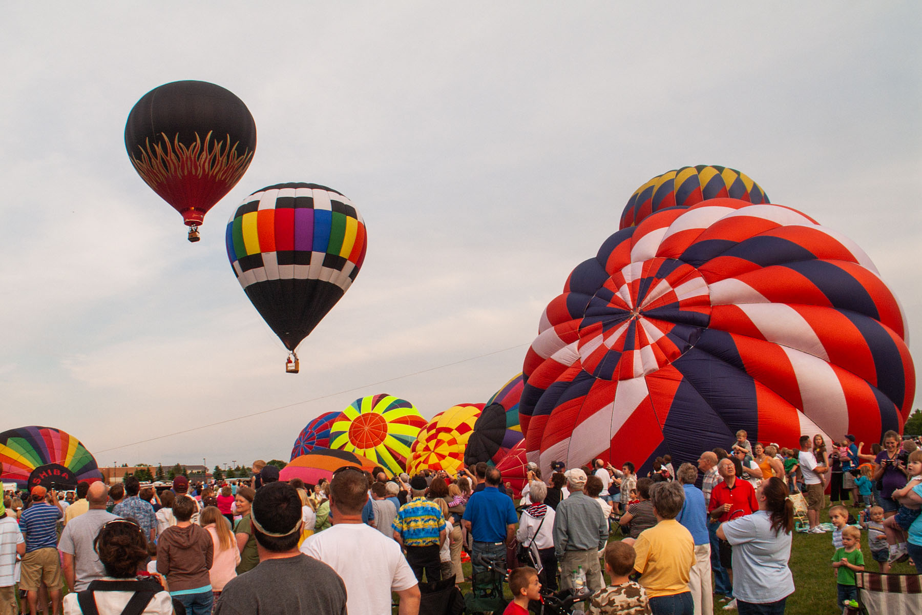 Balloon launch, Great Plains Balloon Race, Sioux Falls.  Click for next photo.