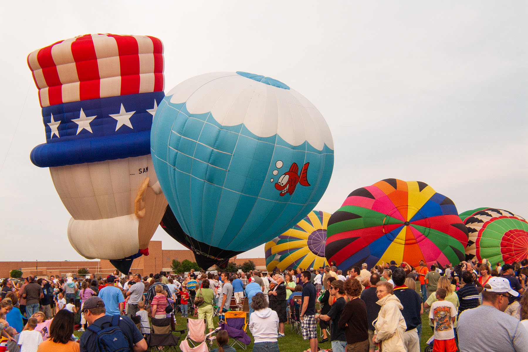 Balloon launch, Great Plains Balloon Race, Sioux Falls.  Click for next photo.