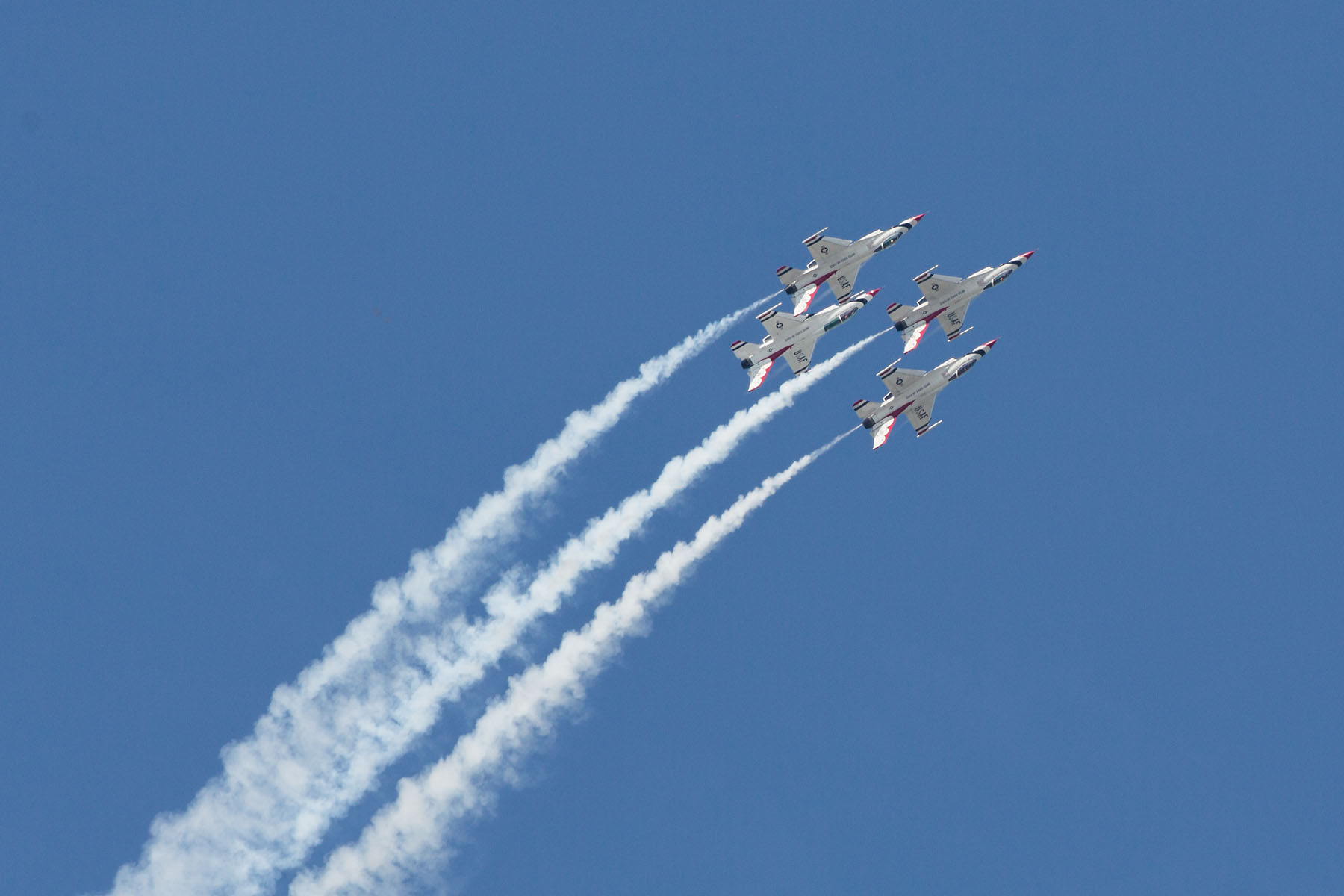 USAF Thunderbirds, Sioux Falls Air Show.  Click for next photo.