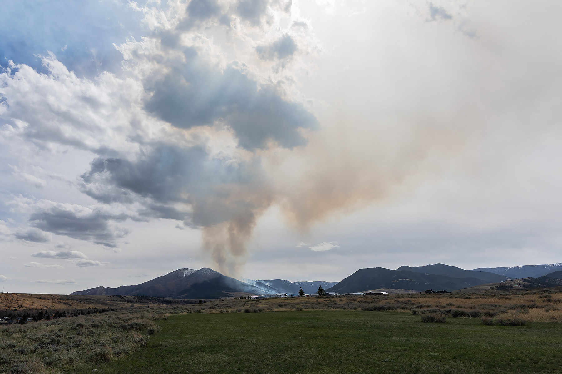 Smoke rising from the east side of Mt. Maurice on the second day of the East Side Fire.  Click for next photo.
